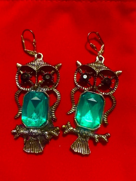 unknown Jewelry - Gold Owl Drop Earrings with Emerald Green Gemstones